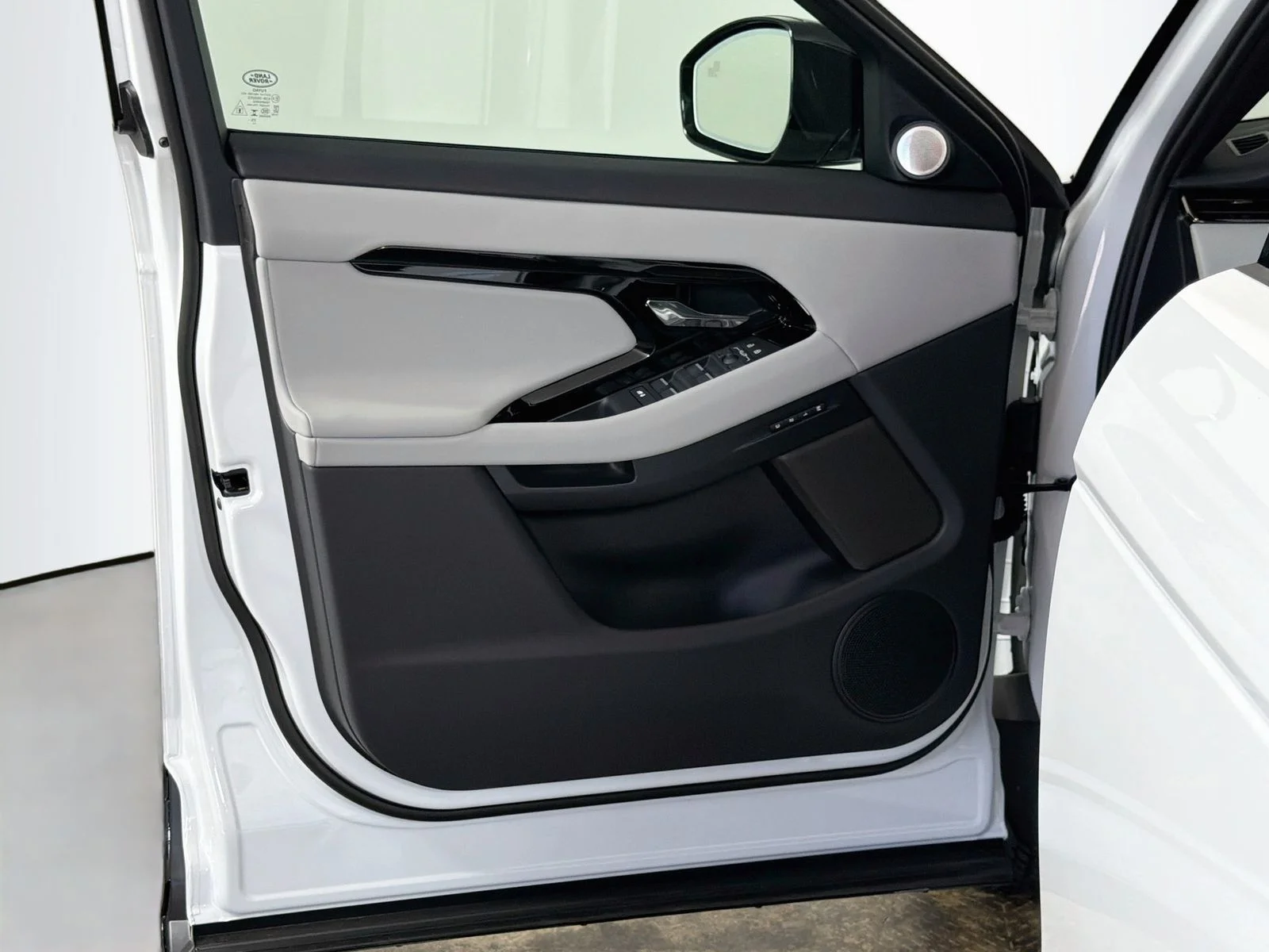 New 2026 Fuji White Land Rover Hoxton Edition image 21