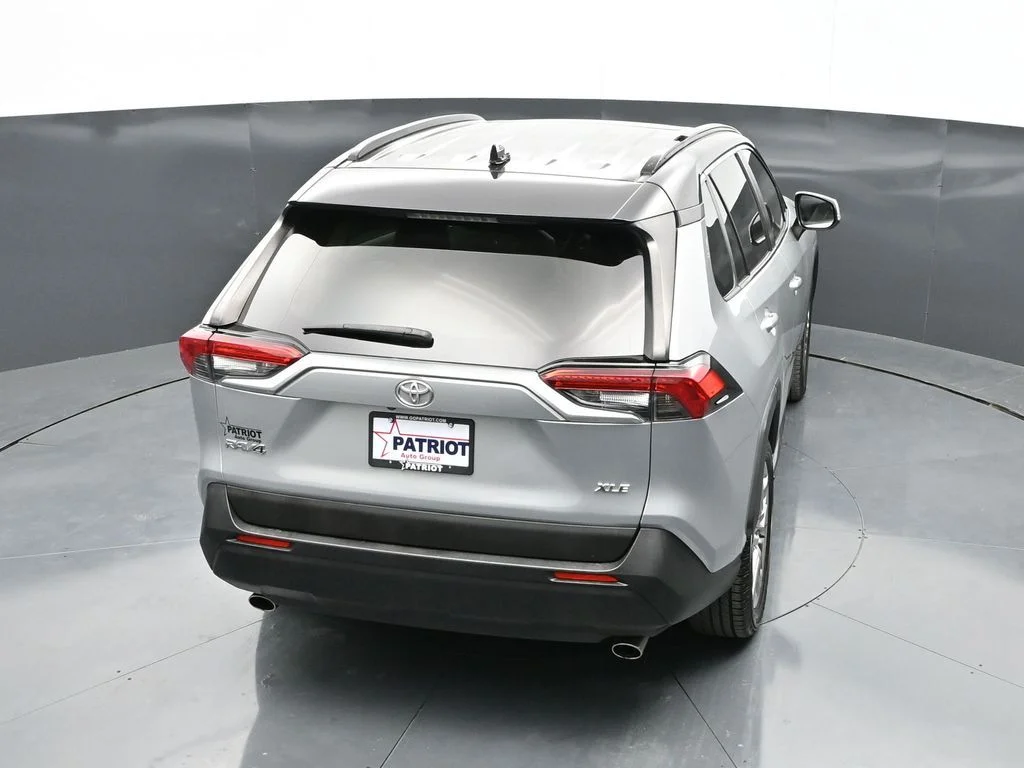 Used 2020 Silver Toyota XLE Premium image 36