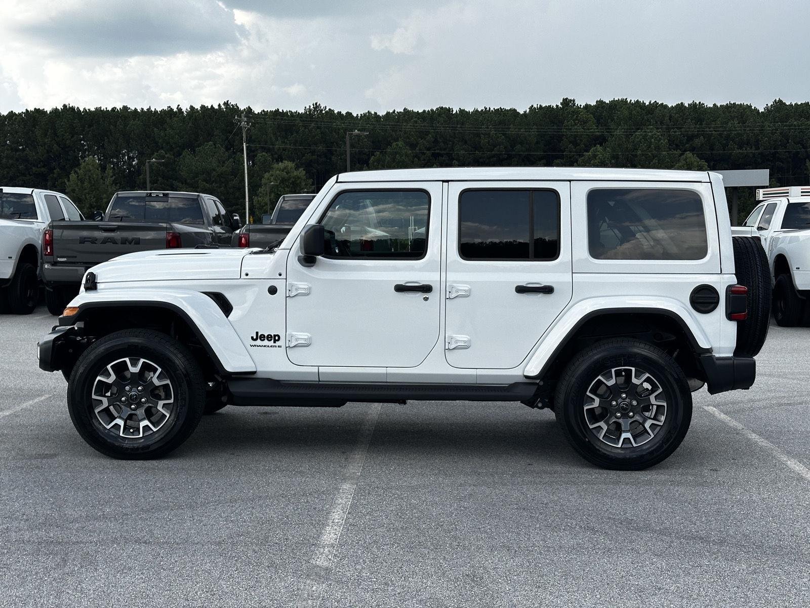 New 2027 Bright White Clear-Coat Paint Jeep Sahara image 5