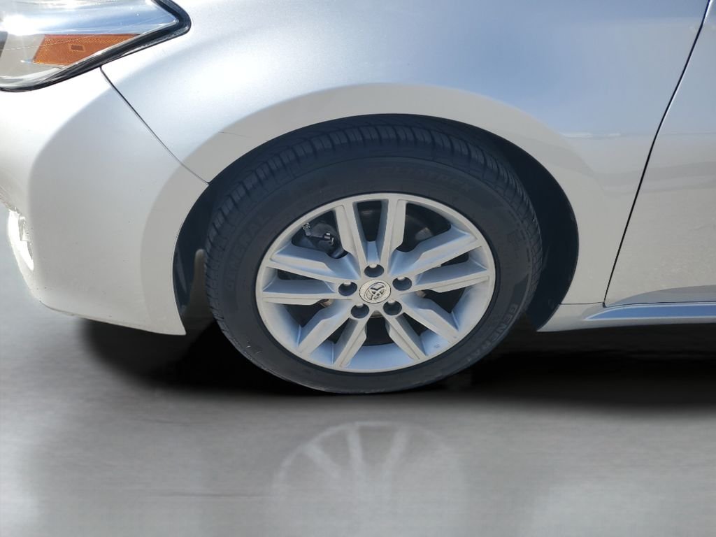 Used 2014 Silver Toyota XLE image 26