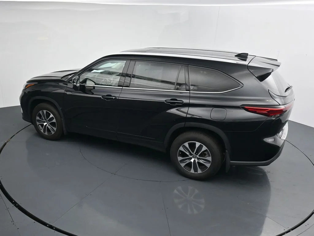Used 2022 Black Toyota XLE image 22