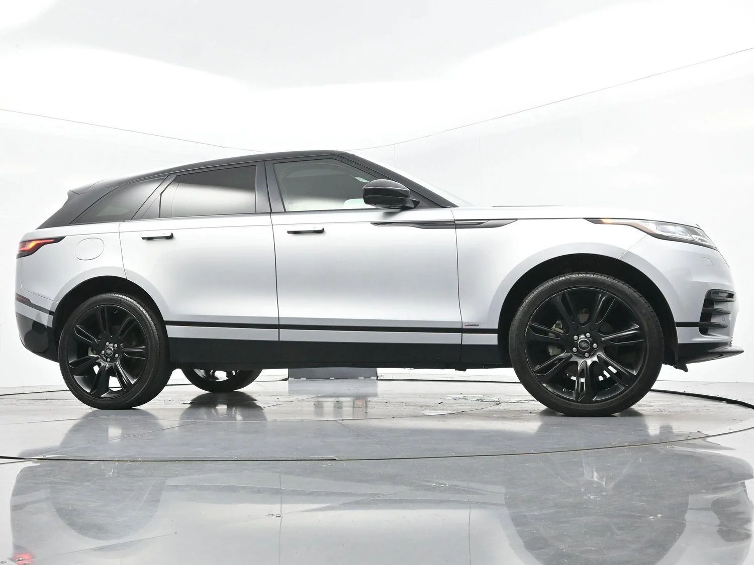 Used 2020 Silicon Silver Premium Metallic Land Rover R-Dynamic S image 42