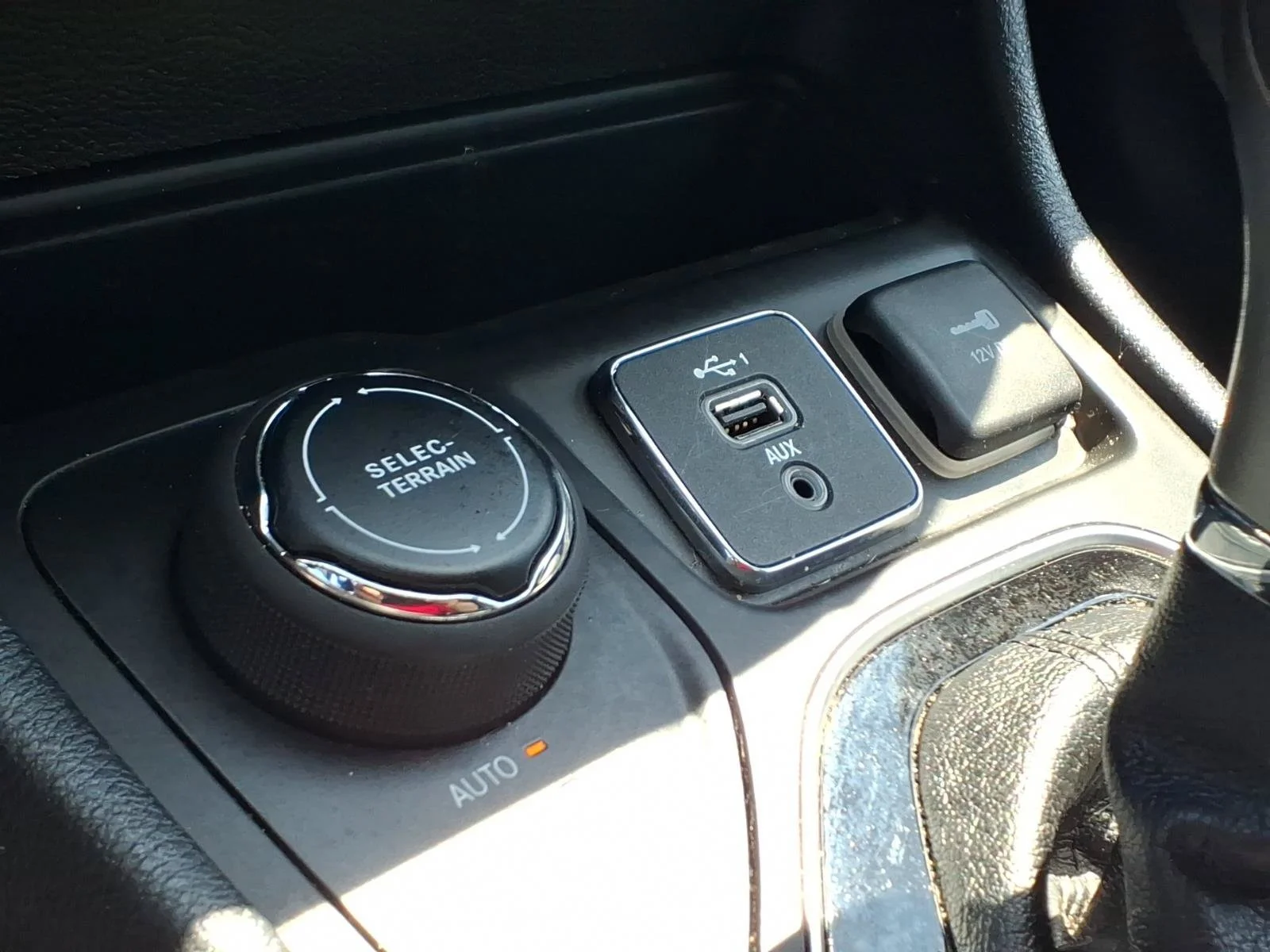 Used 2020 Diamond Black Crystal Pearlcoat Jeep Limited image 15