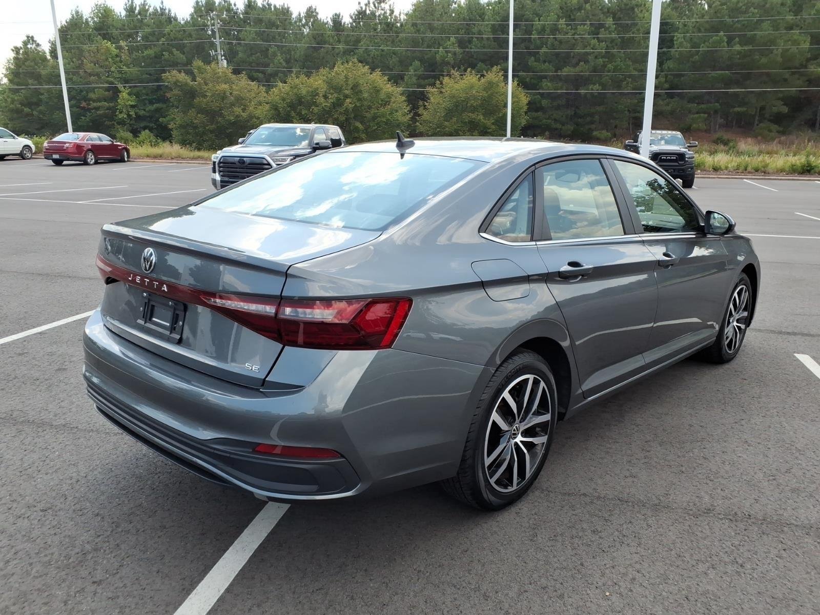 Used 2025  Volkswagen SE image 2