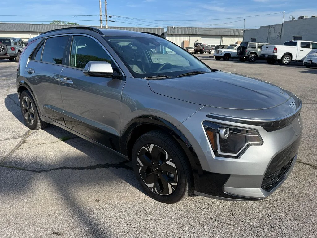 Used 2024 Gray Kia Wind image 15