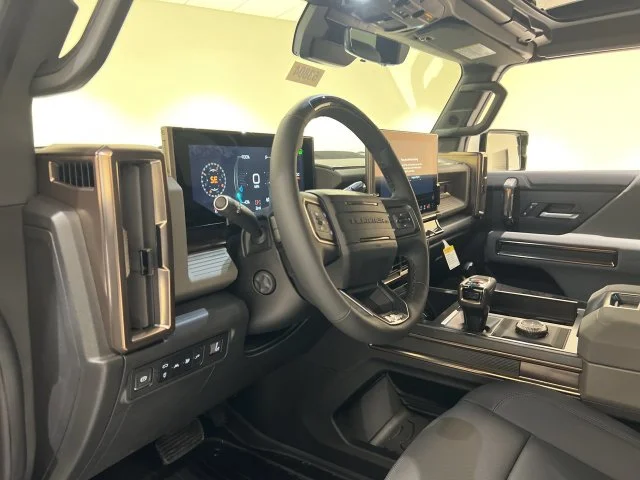 Used 2025 White GMC 2X image 9