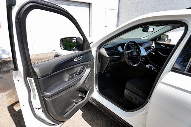 Used 2023 White Jeep Laredo image 35