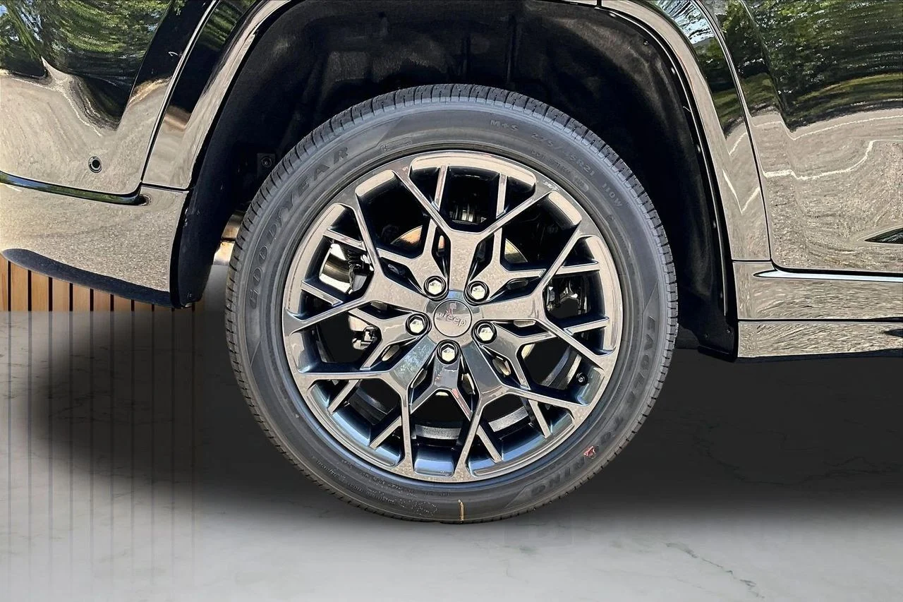 New 2026 Diamond Black Crystal Pearl-Coat Exterior Paint Jeep Summit image 36