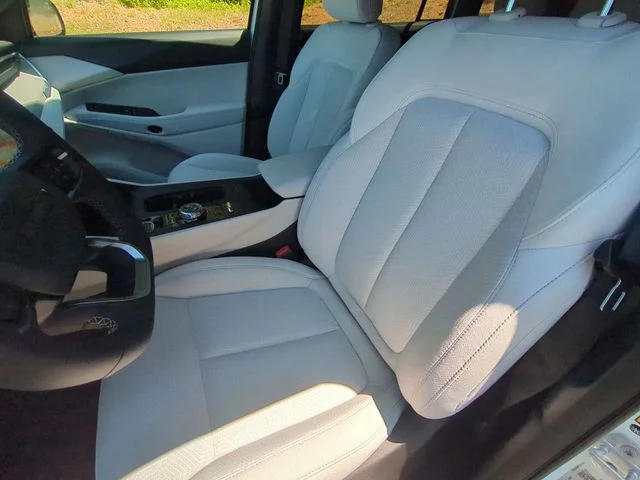 New 2026 Bright White Clear-Coat Exterior Paint Jeep Laredo image 27