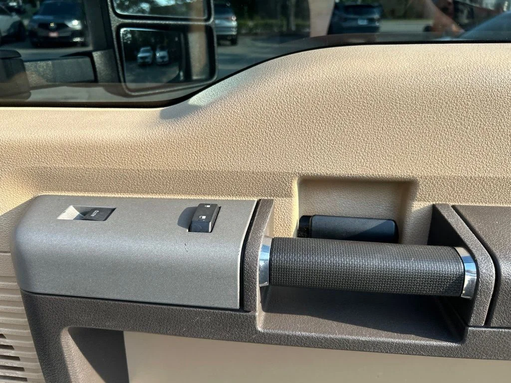Used 2015 White Ford Lariat image 25