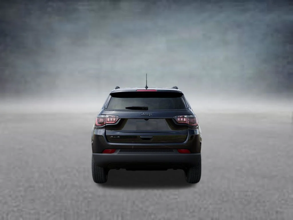 New 2026 Diamond Black Crystal Pearl-Coat Exterior Paint Jeep Latitude image 7