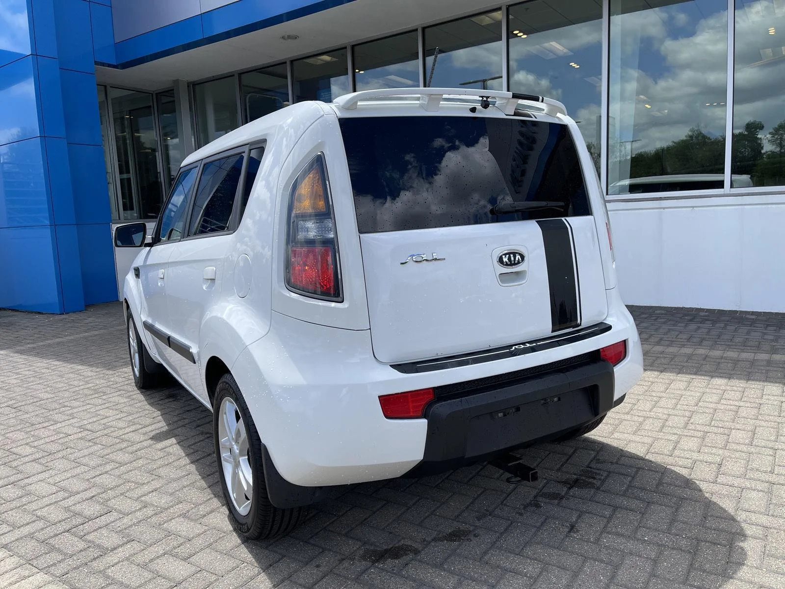 Used 2010 Clear White Kia + image 3