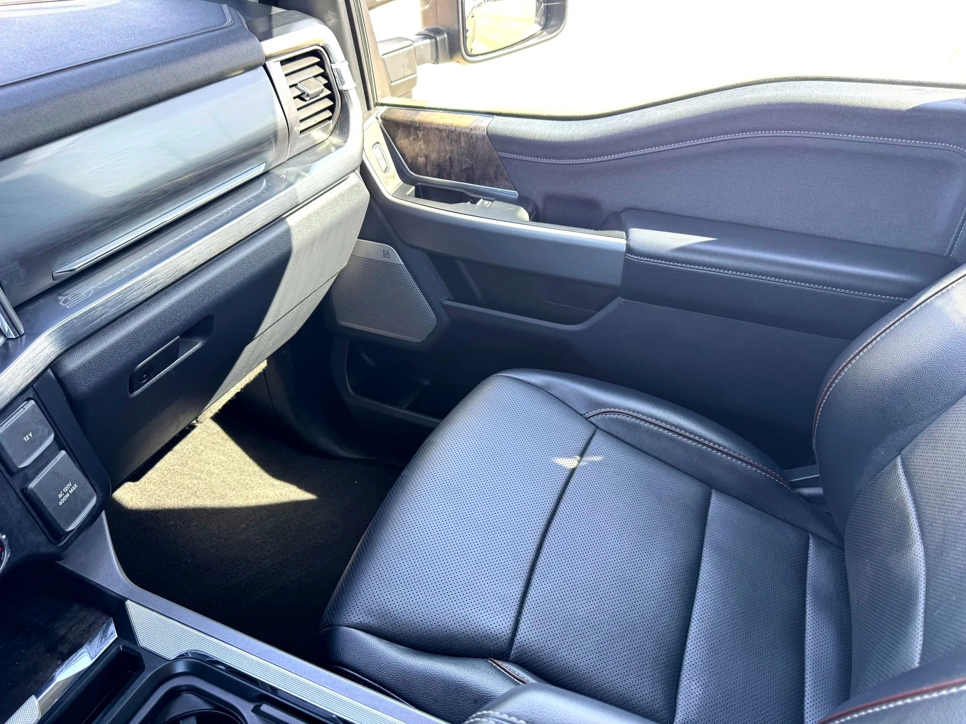 Used 2024  Ford Lariat image 30
