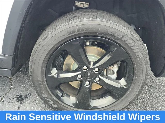 Used 2023 White Jeep Altitude image 30
