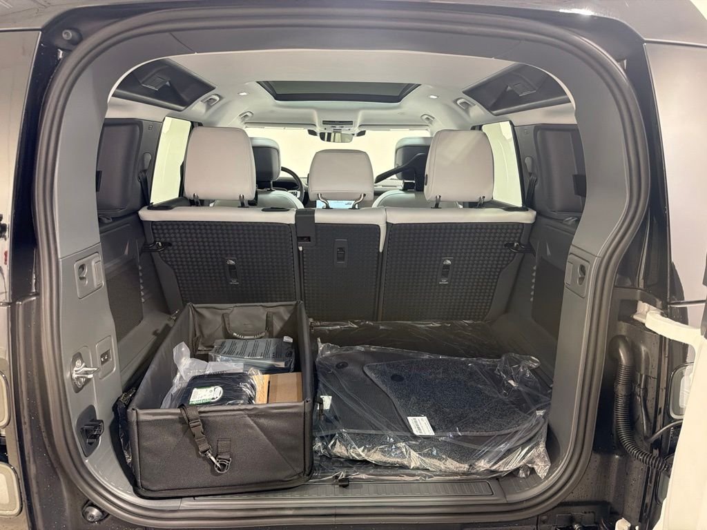 New 2026 Fuji White Land Rover X-Dynamic SE image 29