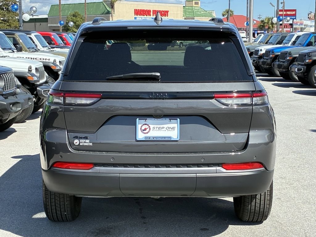 New 2026 Baltic Gray Metallic Clear-Coat Exterior Paint Jeep Altitude image 5