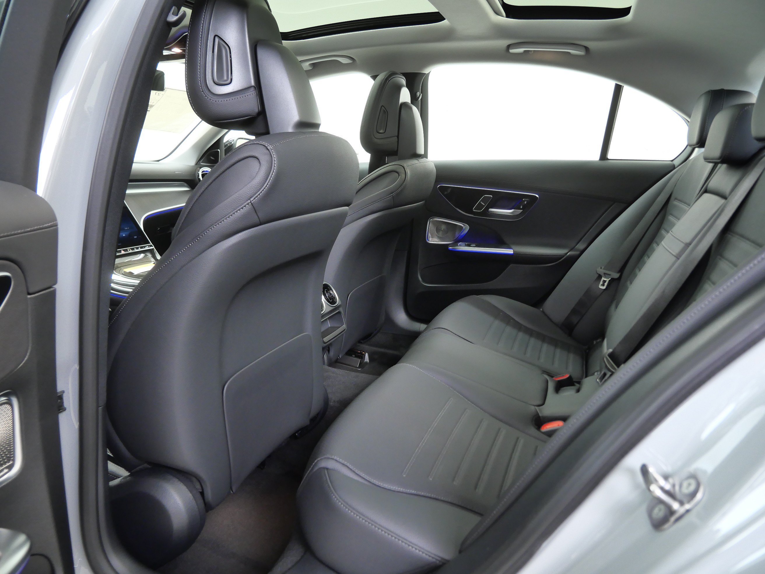 New 2026 MANUFAKTUR Alpine Grey Mercedes-Benz C 300 image 9