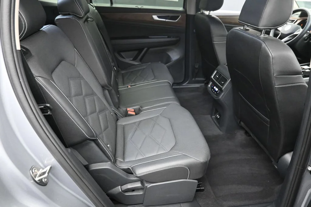 Used 2026 Silver Volkswagen SE w/Technology image 10