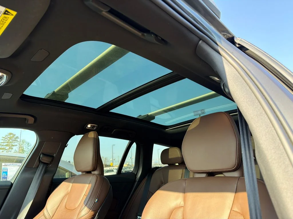 Used 2021 Green Volvo T5 image 33