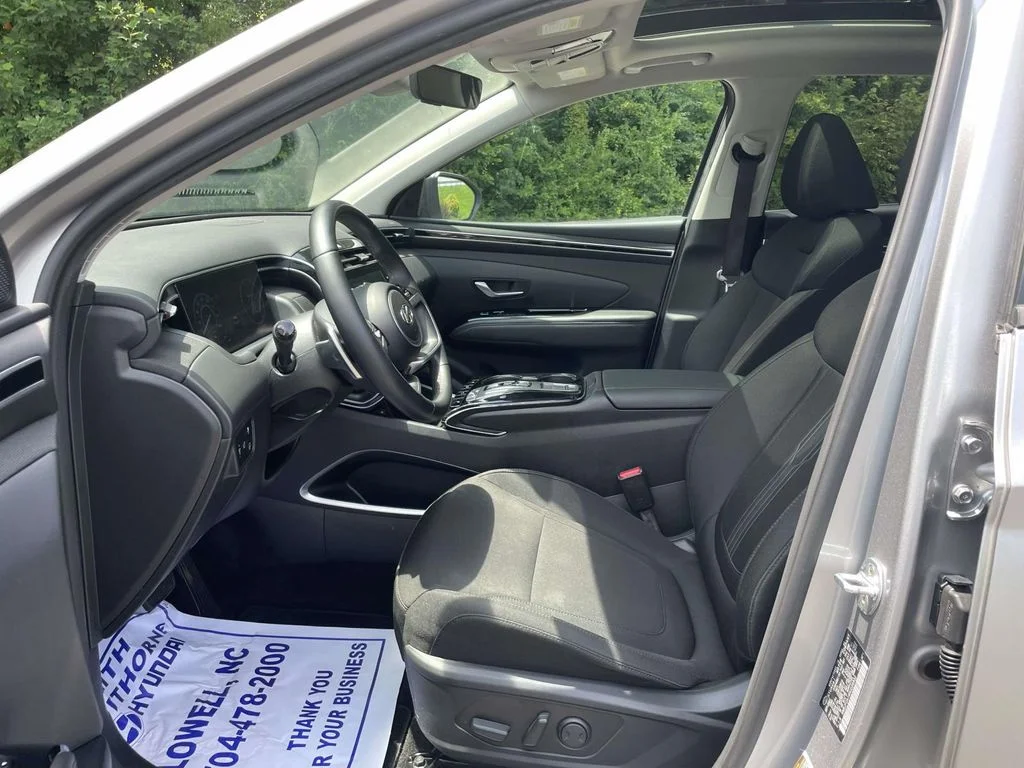 Used 2022 Silver Hyundai SEL Convenience image 17