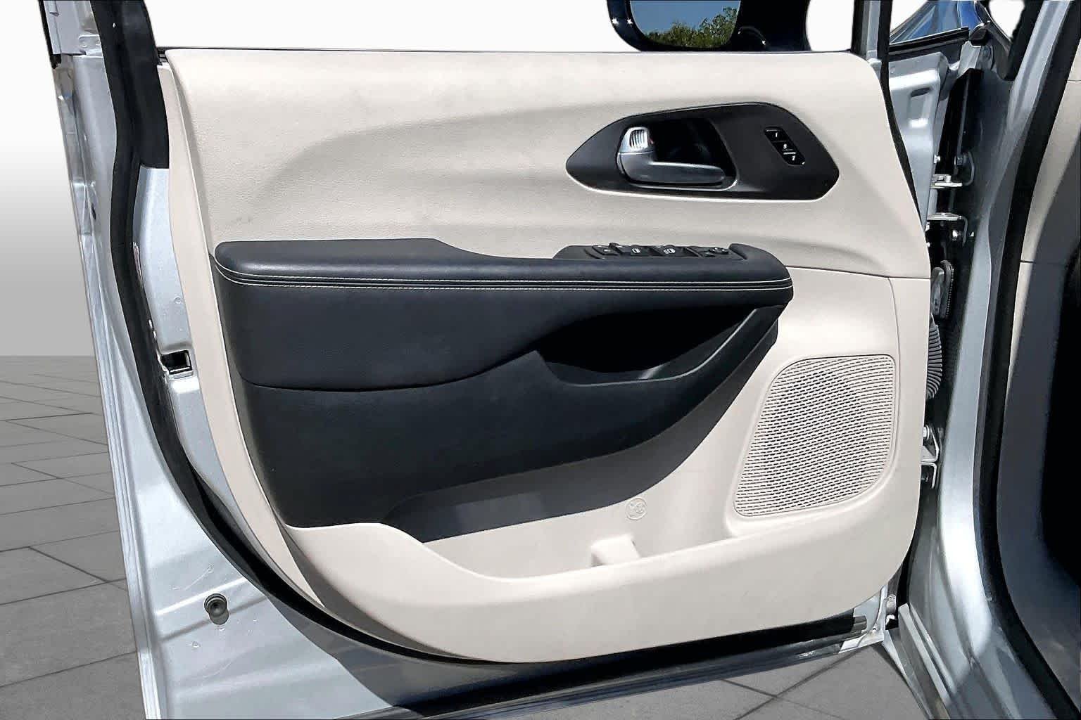 Used 2024 Silver Mist Clearcoat Chrysler Touring L image 21