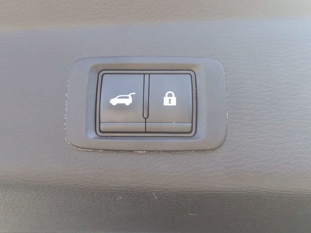 Used 2025 White Mitsubishi SE image 13