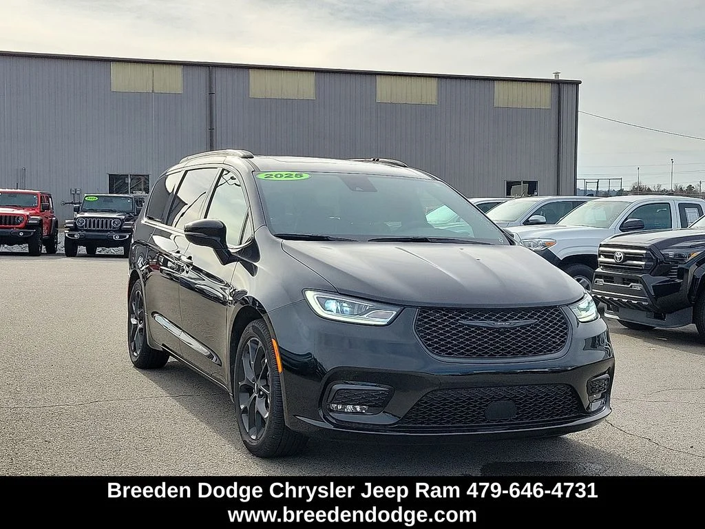 2025 Chrysler Pacifica Limited's photo
