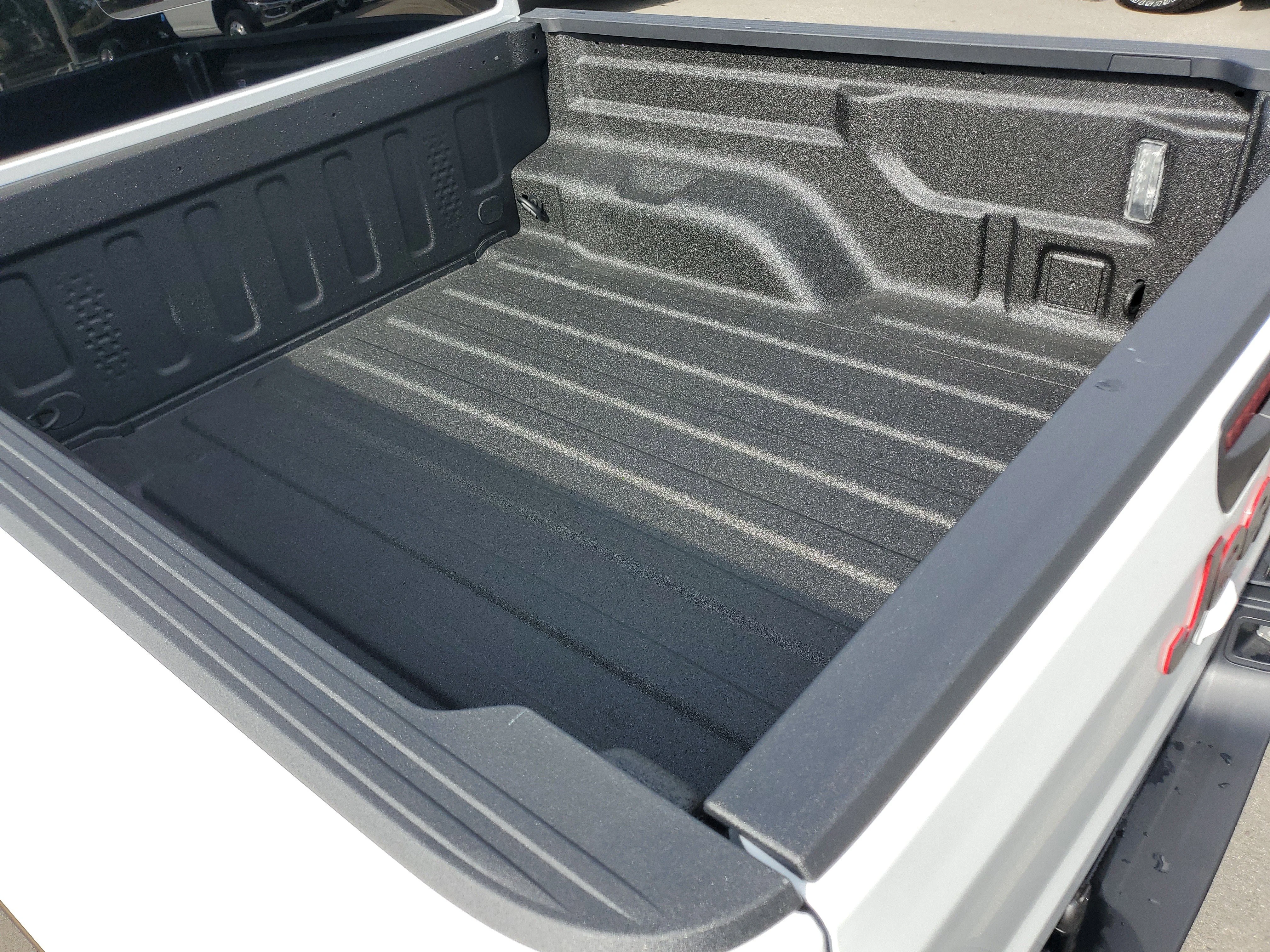 New 2026 Bright White Clear-Coat Exterior Paint Jeep Rubicon image 28