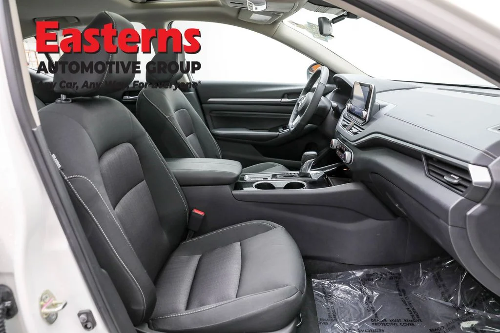 Used 2022 White Nissan 2.5 SV image 23