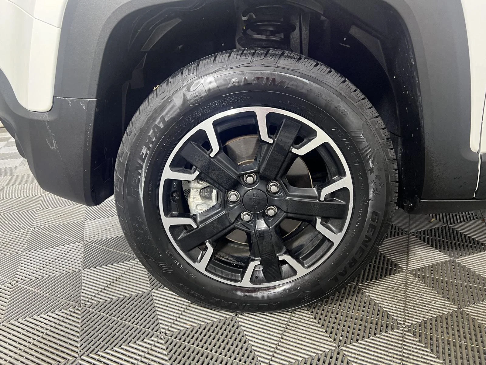Used 2023  Jeep Upland image 39