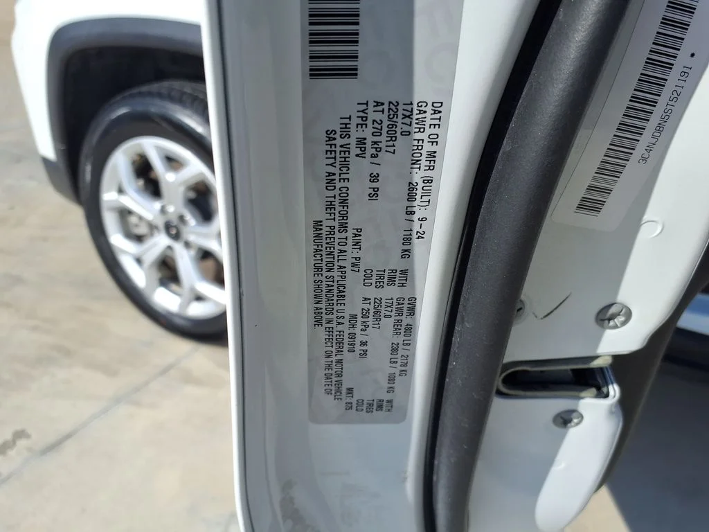 Used 2025 White Jeep Latitude image 33