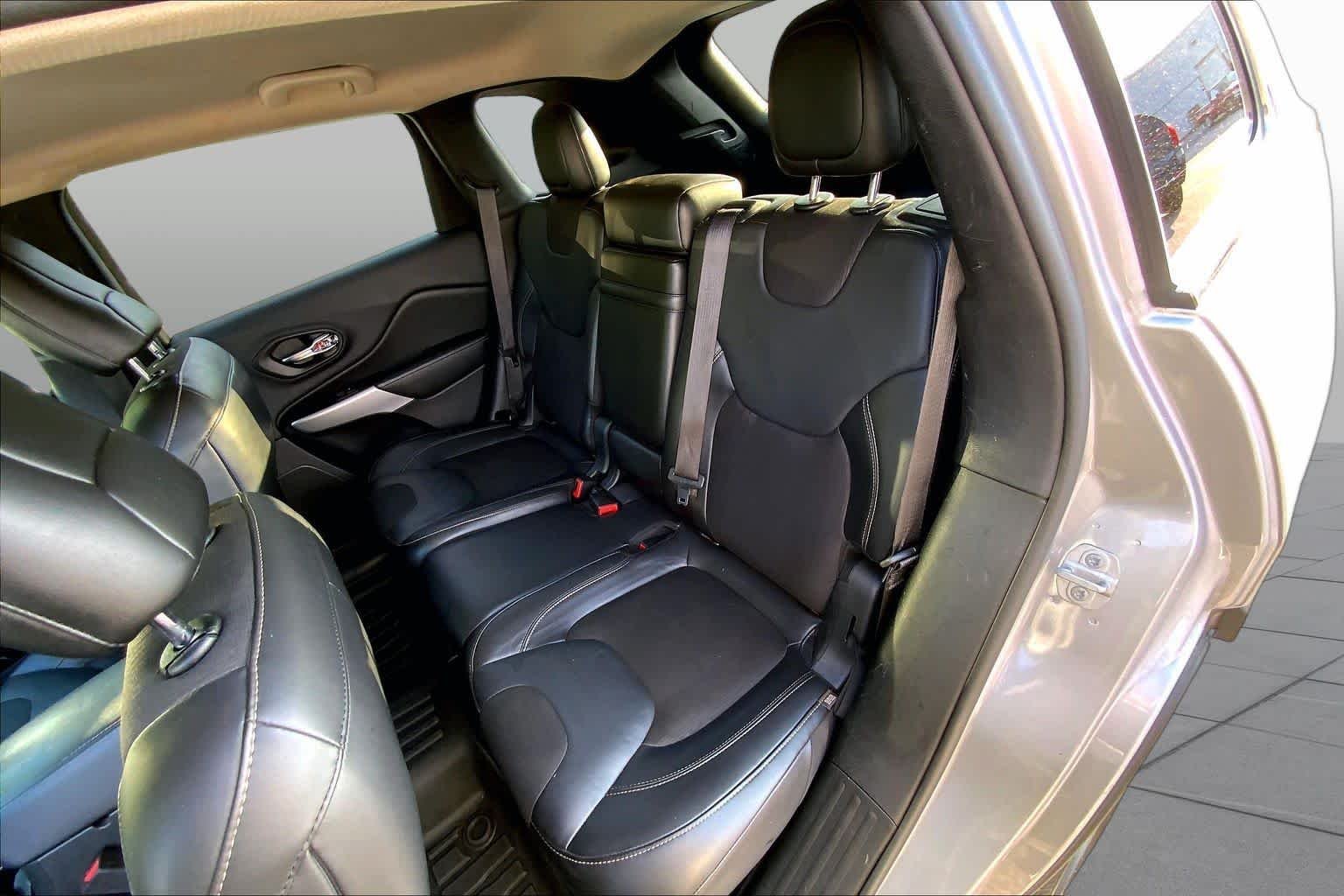 Used 2018 Billet Silver Metallic Clearcoat Jeep Latitude Plus image 18
