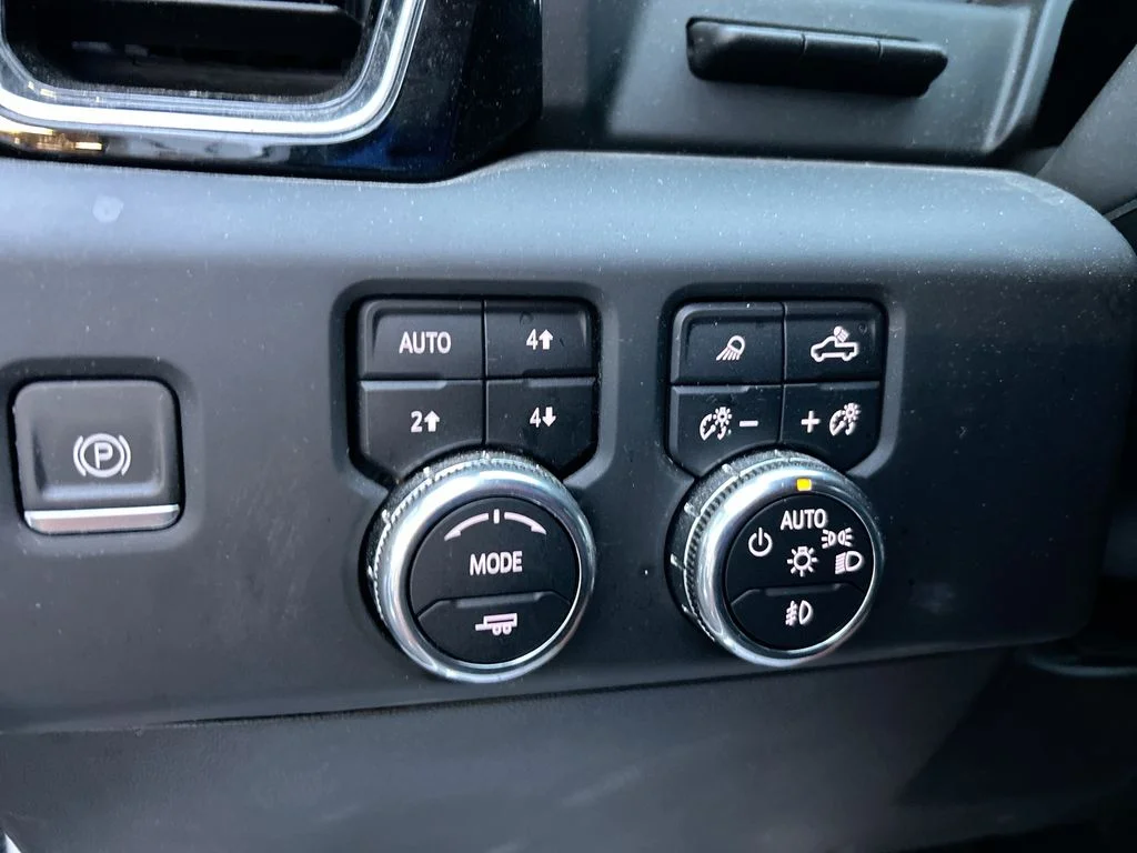Used 2023 White GMC Denali image 21