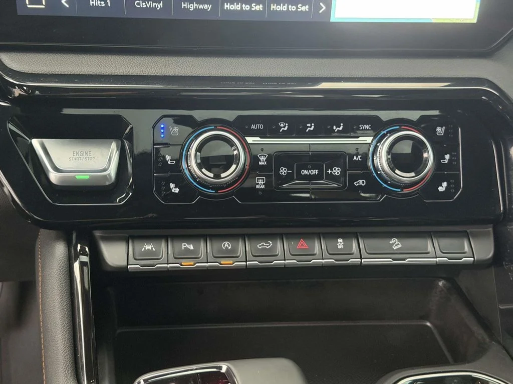 Used 2025 White GMC AT4 image 27