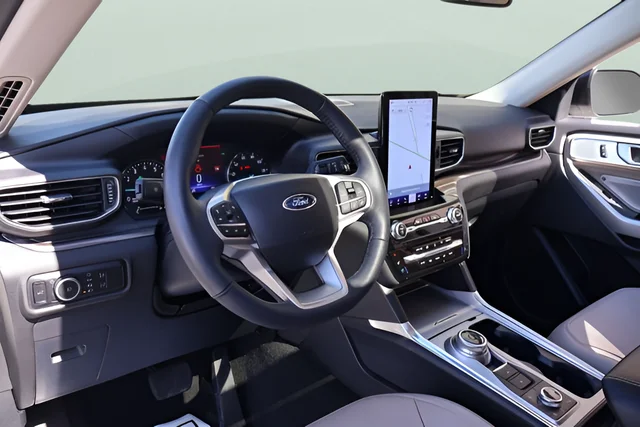 Used 2023 White Ford Limited image 13