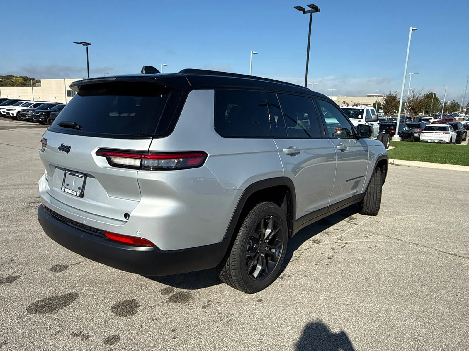 New 2025 Silver Zynith Exterior Paint Jeep Limited image 9