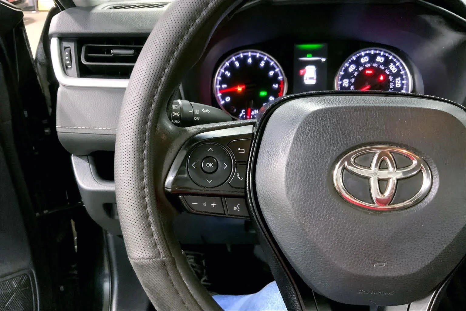 Used 2020 Midnight Black Metallic Toyota XLE image 24