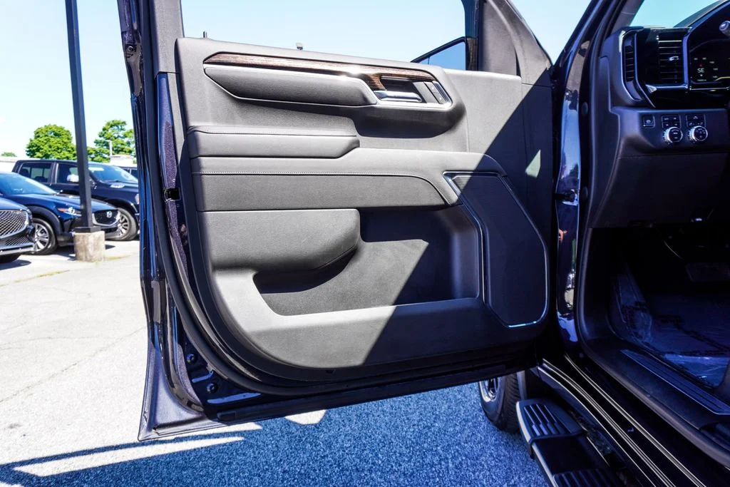 Used 2023 Silver GMC Elevation image 19