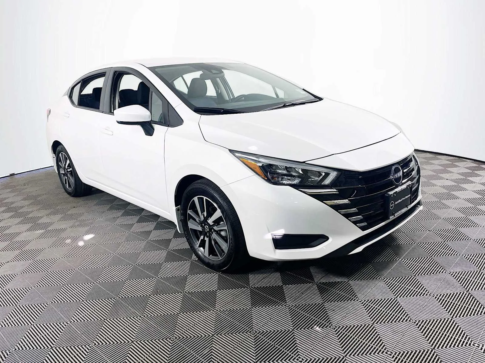 Used 2025 Aspen White Tricoat Nissan SV image 3