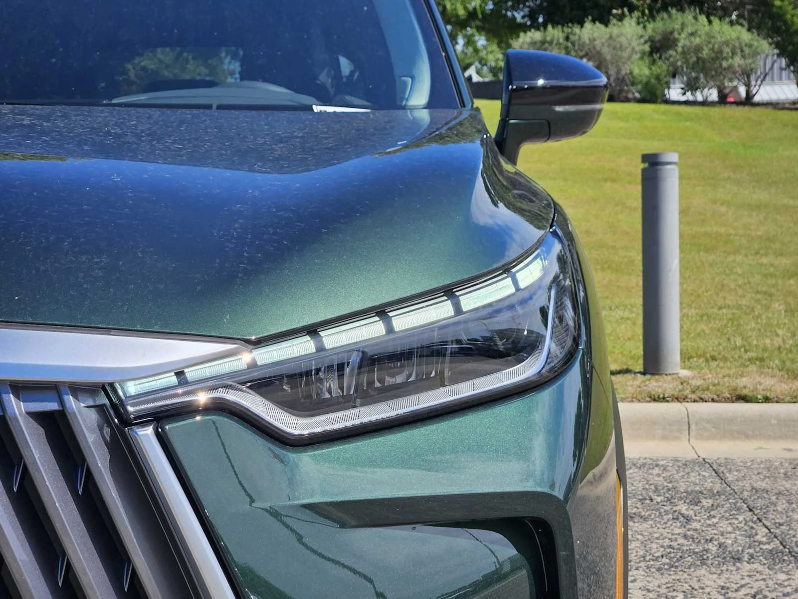 New 2026 DEEP EMERALD INFINITI Luxe FWD image 6