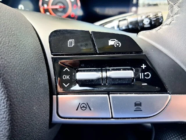 Used 2025  Hyundai SEL Convenience image 16