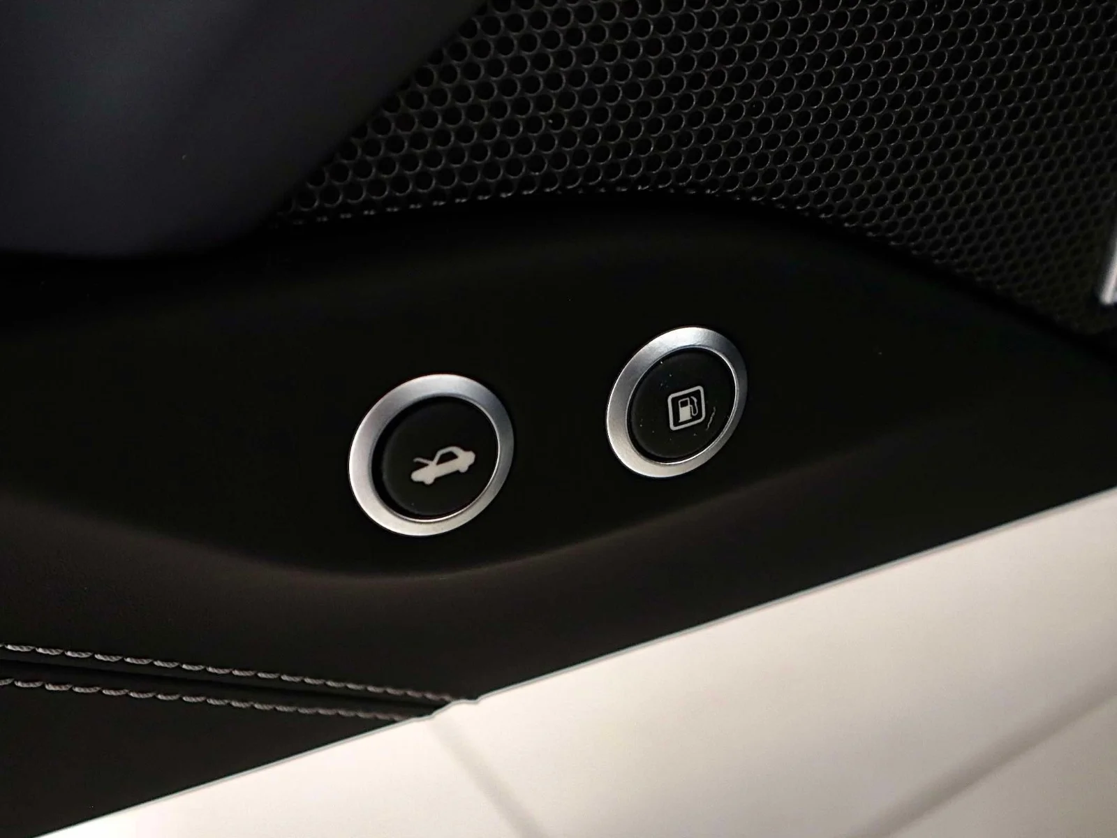Used 2018 Grigio Silverstone Metallic Ferrari Convertible image 20