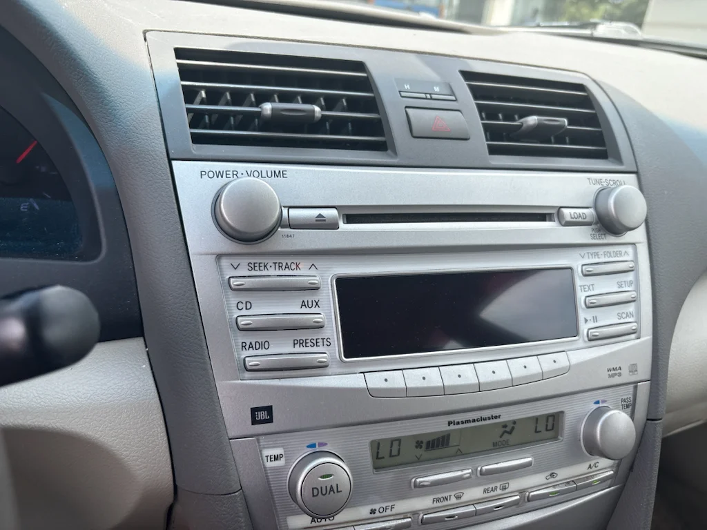 Used 2011 Super White Toyota XLE image 4