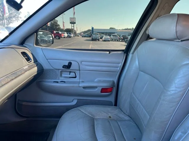 Used 2000  Ford LX image 10