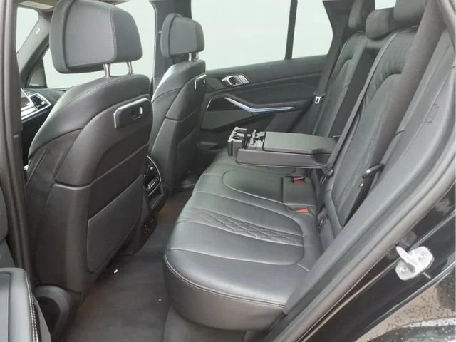 Used 2025  BMW xDrive50e image 21