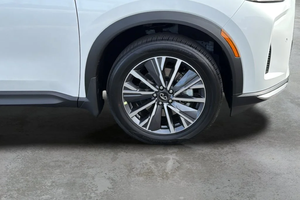 New 2027 RADIANT WHITE INFINITI Luxe FWD image 35