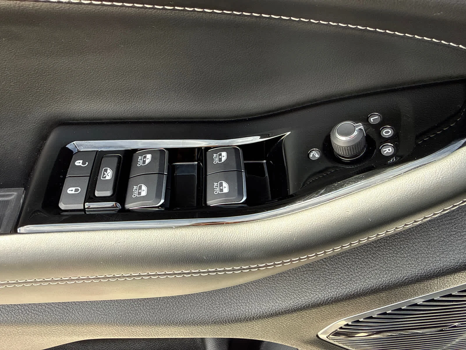 Used 2023 Rocky Mountain Pearlcoat Jeep Overland image 11