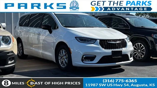 2024 Chrysler Pacifica Touring L's photo