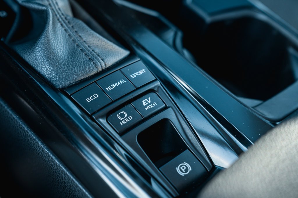 Certified Used 2025 Ice Toyota LE image 18