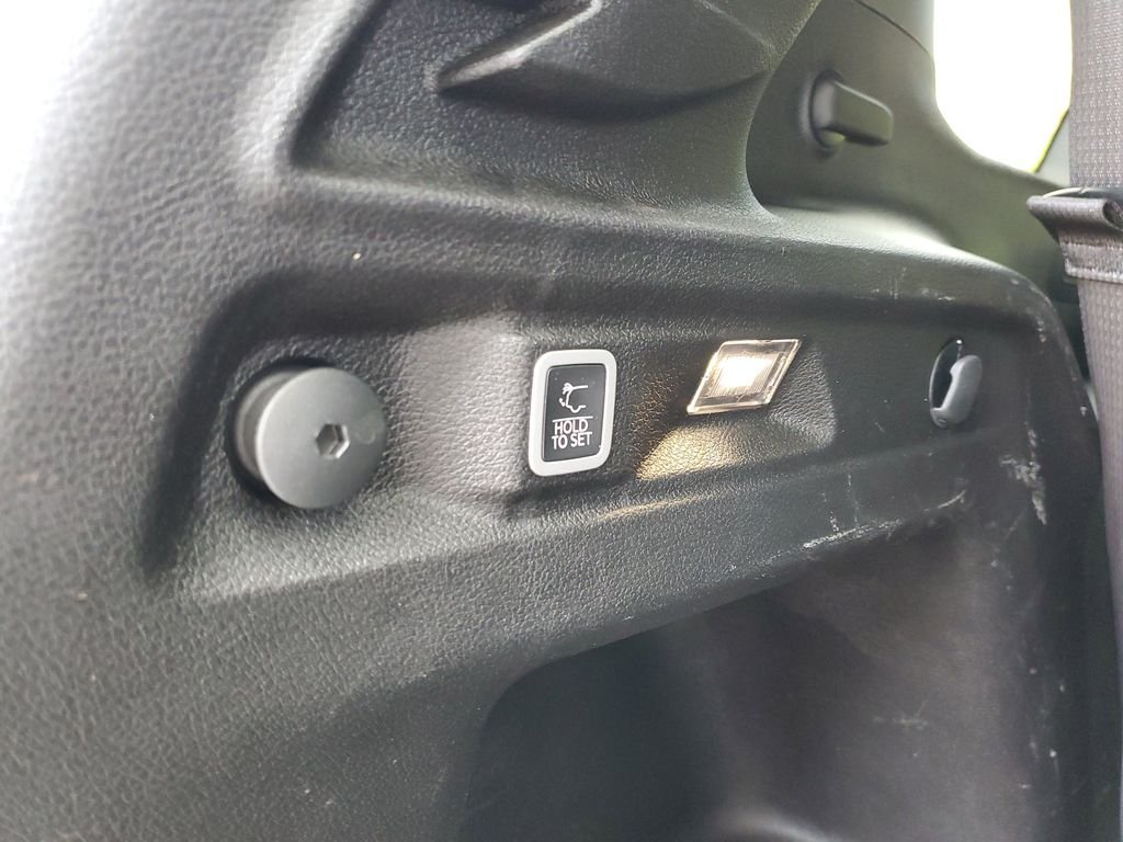 Used 2023 Silver Jeep Altitude image 9